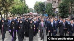 Nagorno-Karabakh - Armenian President Serzh Sarkisian (C) leads a march in Stepanakert that marks the 20th anniversary of Nagorno-Karabakh’s declaration of independence from Azerbaijan, 02Sep2011.