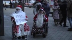 ВІДЭА: Дзяды-маразы на інвалідных вазках ў Менску