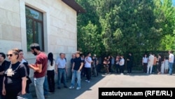 Ermənistanda seçki məntəqəsi qarşısında növbə