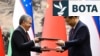 Presidenti i Uzbekistanit, Shavkat Mirziyoyev (majtas) dhe presidenti kinez, Xi Jinping, marrin pjesë në një ceremoni nënshkrimi pas bisedimeve në Pekin në janar 2024.
