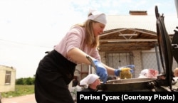 Регіна Гусак розливає гарячі обіди для мешканців Чернігова, квітень 2022 року