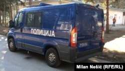 Policijski automobil ispred kampa u Obrenovcu