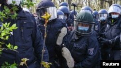 Ілюстративне фото: поліція затримує учасника акції протесту проти коронавірусних обмежень, Берлін, квітень 2021 року