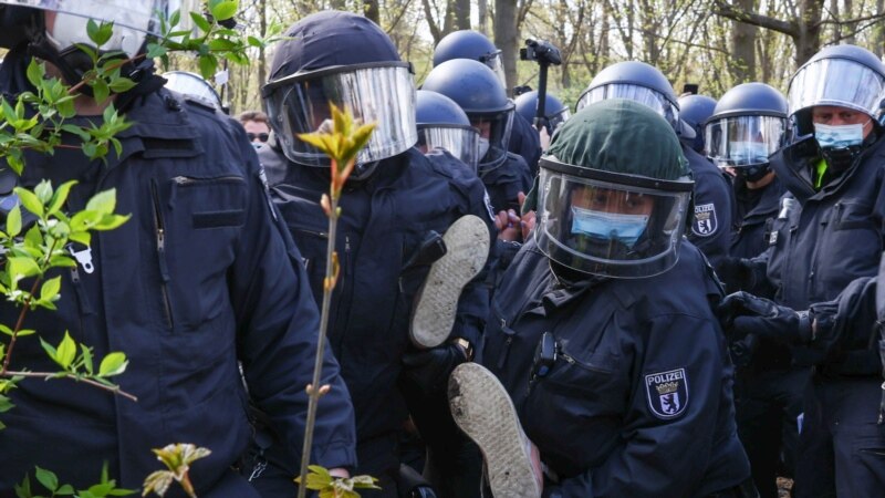 Policija suzavcem rasteruje demonstrante protiv restrikcija u Nemačkoj