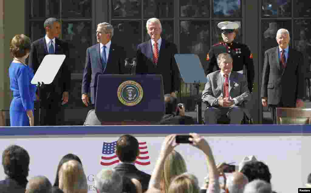SAD - Predsjednik Barack Obama sa bivšim predsjednicima, Georgeom W. Bushom, Billom Clintonom, Georgeom H.W. Bushom i Jimmy Carterom susreli su se u Dallasu, na svečanosti otvaranja George W. Bush predsjedničkog centra, 25. april 2013. Foto: REUTERS / Mike Stone 