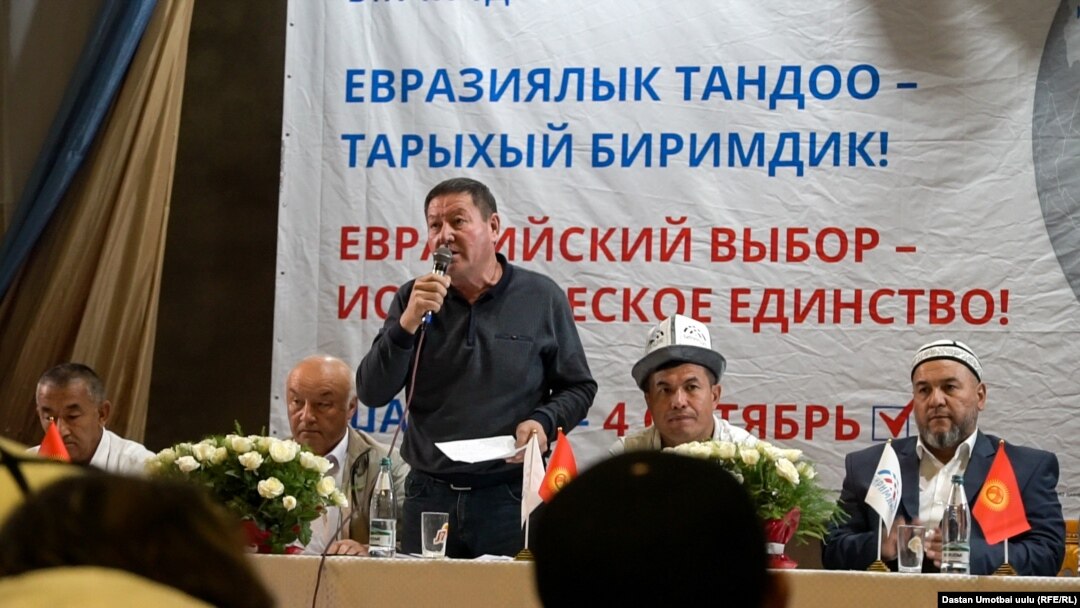 Аравон туман Маданият уйида олинган сурат. Сўзлаётган шахс Шамил Артиқов.