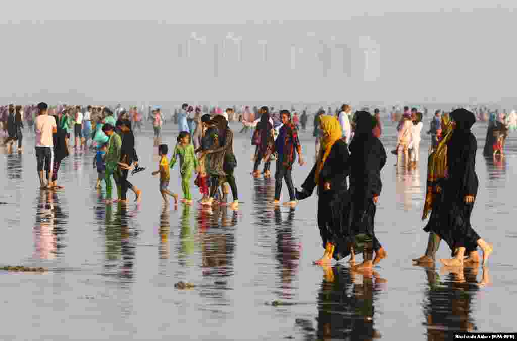 People visit the beach in Karachi on August 18 after the government lifted most of Pakistan&#39;s remaining coronavirus restrictions. (epa-EFE/Shahzaib Akber)