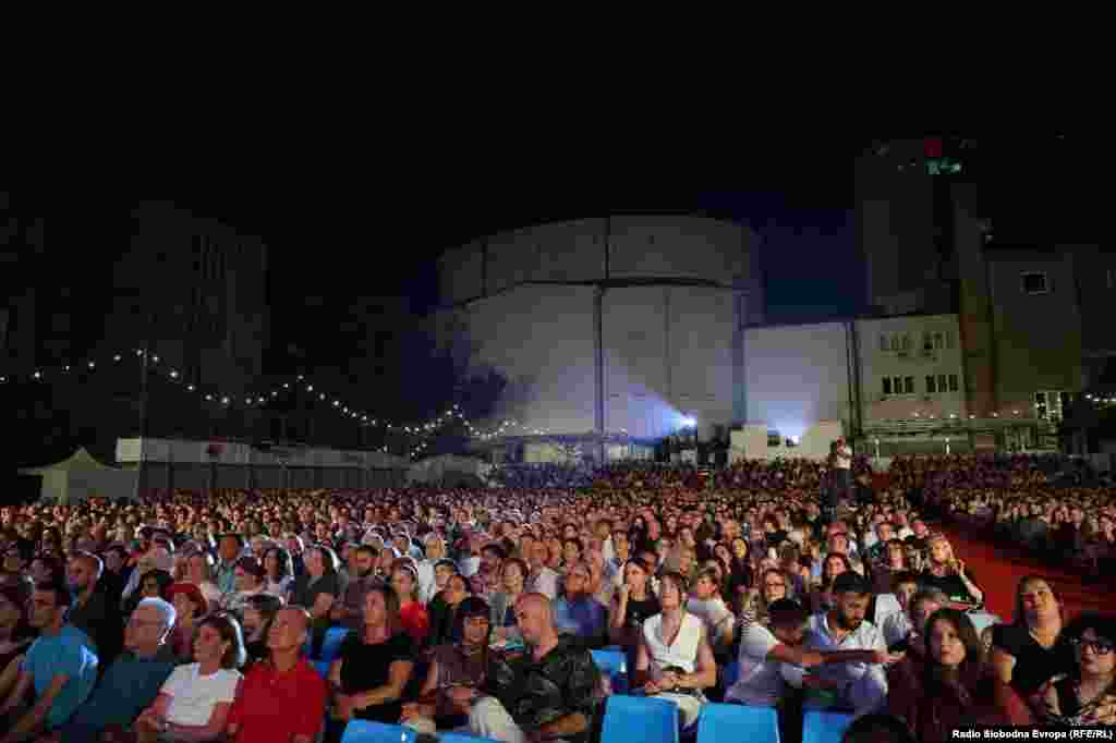 Publika prve večeri u Otvorenom kinu Metalac gleda film "Očevina" reditelja Pavela Pawlikowskog. Riječ je o ostvarenju koje je premijerno prikazano na ovogodišnjem Filmskom festivalu u Cannesu. Pawlikowski je u Cannesu dobio nagradu za najbolju režiju, a u Sarajevu se obratio i publici u Narodnom pozorištu.