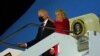 Presidenti amerikan, Joe Biden dhe gruaja e tij shihen në aeroportin e Romës më 29 tetor 2021.