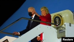 Președintele american, Joe Biden, și soția sa, la coborârea din avion pe aeroportul Fiumicino de la Roma, 29 octombrie 2021, Reuters.