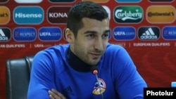 Armenia - Henrikh Mkhitaryan, the national football team captain, speaks at a news conference in Yerevan, 4Oct2017.