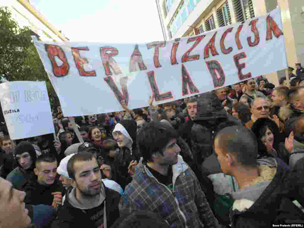 U Podgorici je nekoliko hiljada ljudi 21. januara 2012. protestovalo ispred zgrade crnogorske Vlade, zbog te&scaron;kog socijalno-ekonomskog stanja u Crnoj Gori. Protest je organizovala Unija slobodnih sindikata, uz podr&scaron;ku Mreže za afirmaciju nevl