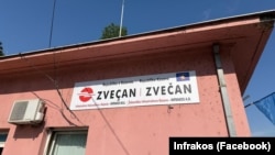 Nova tabla na železničkoj stanici u Zvečanu.