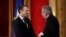 Emmanuel Macron francia elnök (b) üdvözli Luigi Ventura akkori pápai nunciust a párizsi Élysée-palotában 2018. január 4-én.