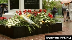 Цветы у подножия памятника жертвам депортации. Севастополь, 18 мая 2021 года