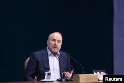 ირანის პარლამენტის სპიკერი ესწრება პრესკონფერენციას თეირანში