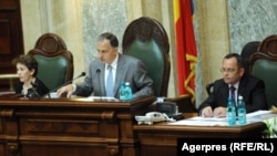 Gheorghe David (în dreapta) a fost secretar al Senatului în perioada în care acesta era condus de Mircea Geoană, fost lider PSD (centru).