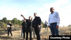 Министерот за внатрешни работи на Македонија Оливер Спасовски и неговиот српски колега Александар Вулин во посета на Старо Нагоричане каде што имаше пожар. Србија испрати четири хеликоптери за гаснење на пожарите во Македонија.