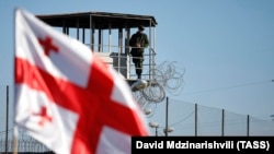 Охранник на вышке тюрьмы в Рустави, где содержится бывший президент Грузии Михаил Саакашвили