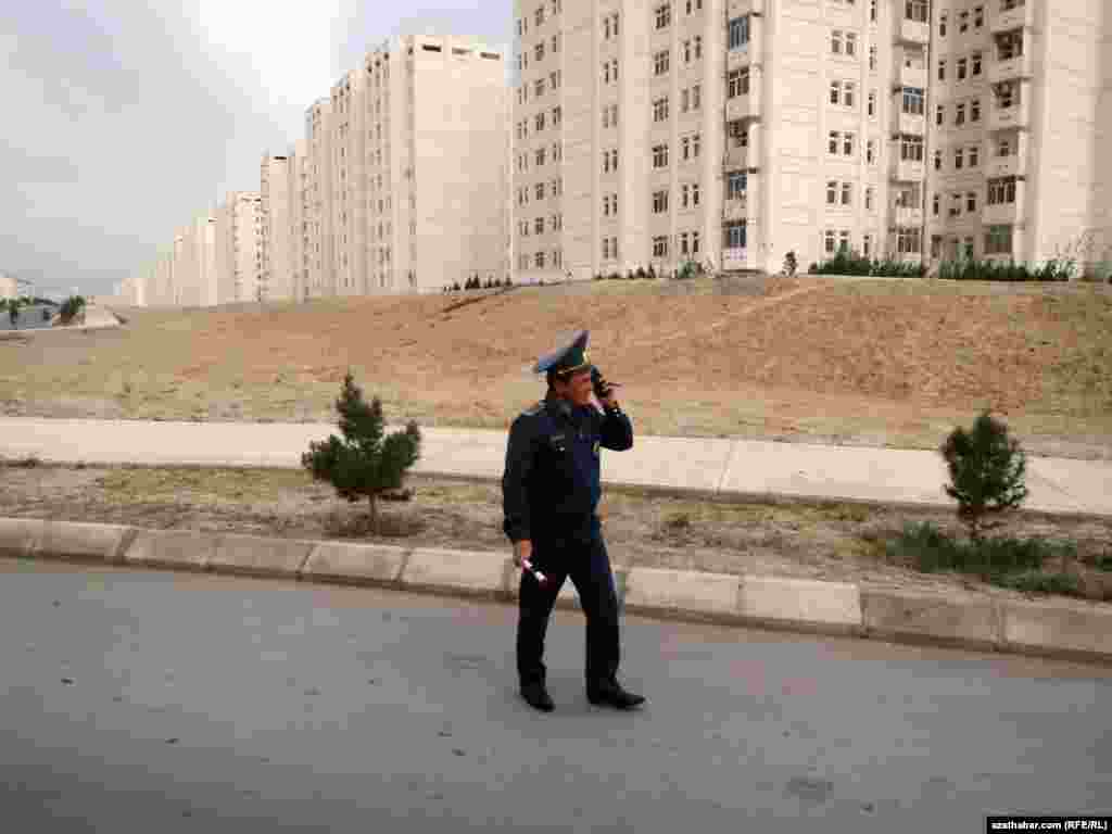 Polisiýanyň ýol gözegçilik gullugynyň işgäri rasiýada gürleşýär.