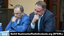 Андрій Єрмак (праворуч) із адвокатом Ігорем Фоміним під час обрання запобіжного заходу, Київ, 12 травня 2026 року