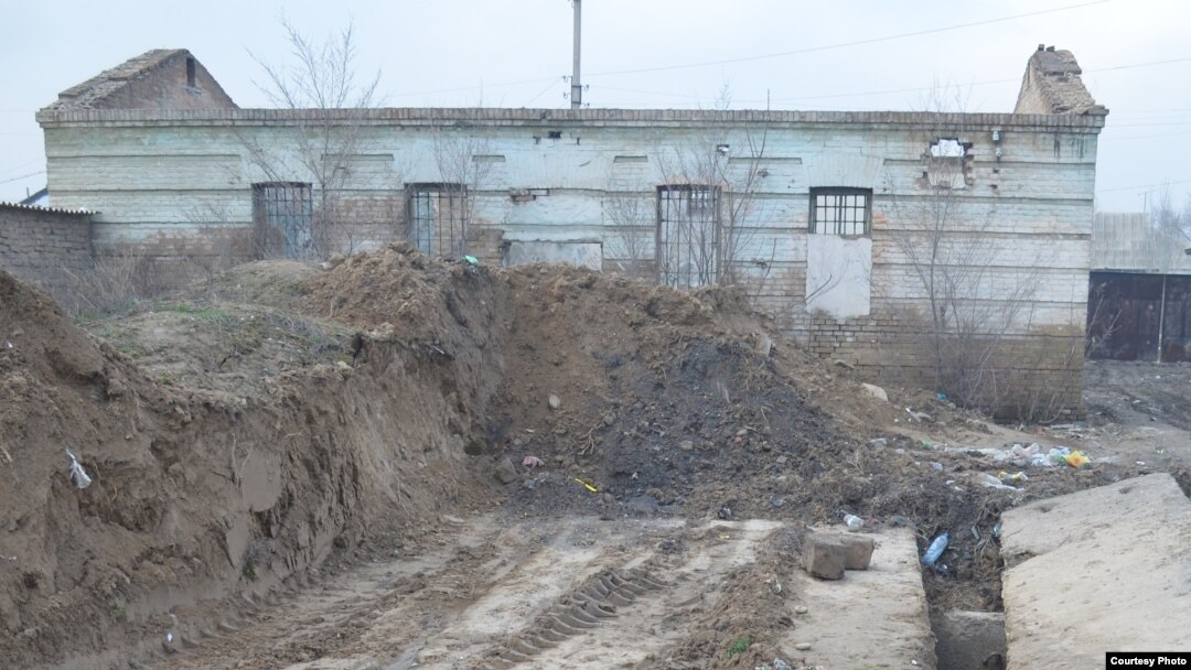 At the moment, covered in dust and dirt, the once-infamous prison is nothing more than a garbage dump. 