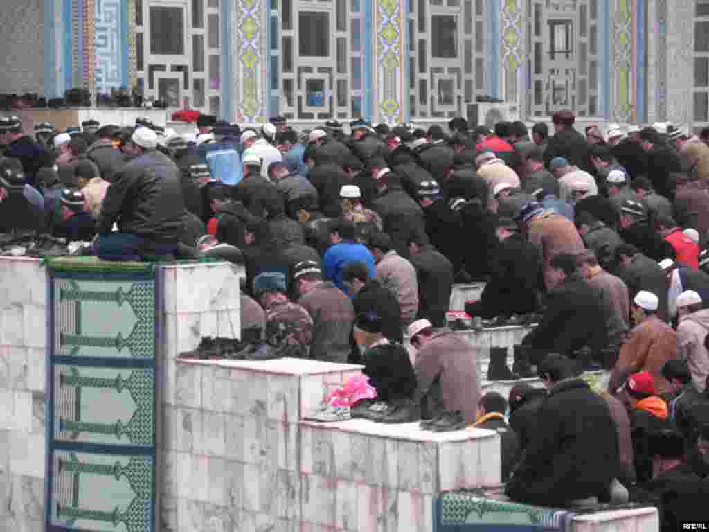 Вале қисми зиёди мусалмонон ба мазҳаби асосии худ содиқ монд.