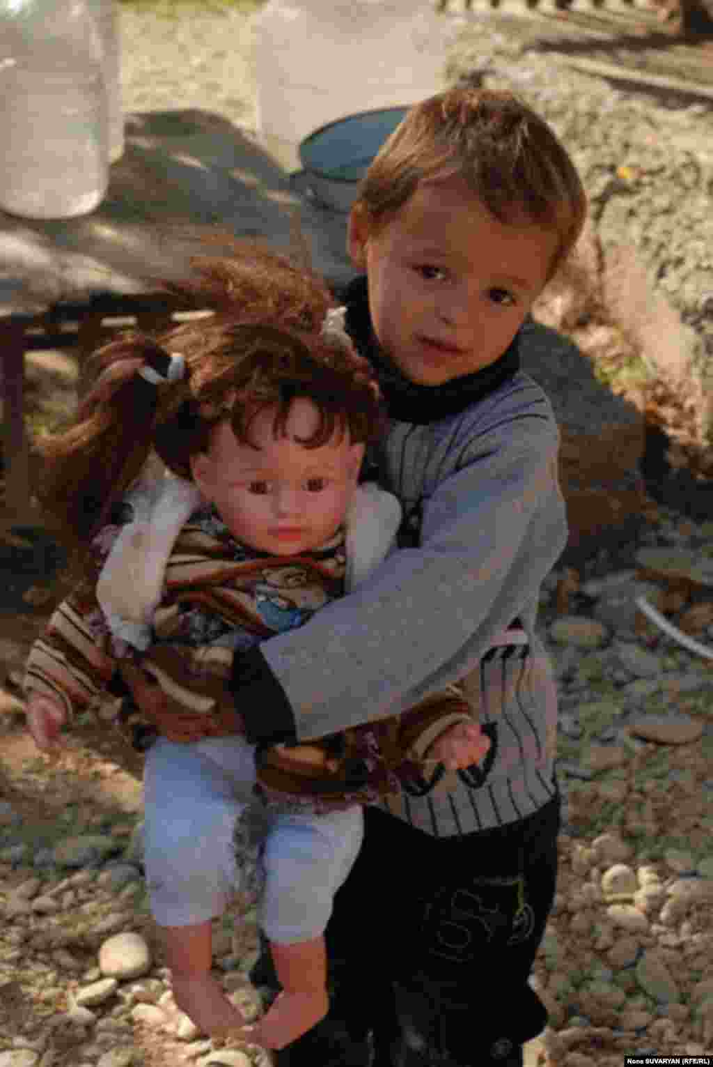 Дети обрадовались нашим конфетам и, после минутного стеснения, принялись активно угощаться ими