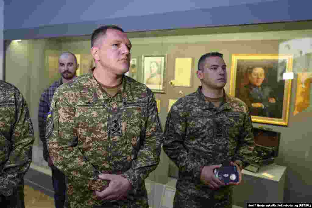 Командувач Національної гвардії України Олександр Півненко під час відкриття виставки.«Ця виставка демонструє тяглість боротьби українців за свободу та має глибоке символічне значення для сучасних захисників України – спадкоємців почесної справи – боротьби за незалежність. Їхньою метою була сильна, незалежна й процвітаюча Україна. Завдання сучасних Сил оборони – продовжити цю боротьбу, зберегти державність та завершити справу попередніх поколінь. І Національна гвардія, як їхня складова, щодня робить внесок у наближення цієї мети», – зазначив Олександр Півненко