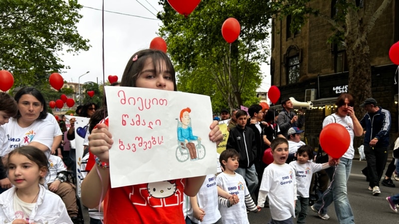 “მიეცით წამალი ბავშვებს! არცერთი წუთი არ გვაქვს დასაკარგი!” - თბილისში დიუშენის სინდრომის მქონე ბავშვების მხარდასაჭერი მსვლელობა გაიმართა