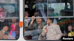 Жители Пхеньяна едут в трамвае. Северная Корея, 4 мая 2016 года. Иллюстративное фото.