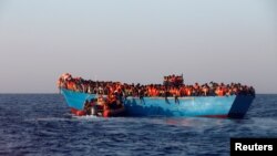 Лодка с мигрантами в Средиземном море. Иллюстративное фото.