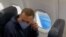 Аляксей Навальны на борце самалёта ў Маскву, 17 студзеня 2021 г.