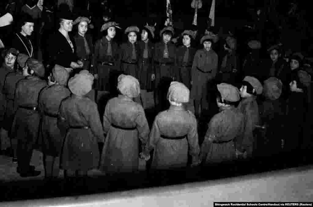 Diákok sorakoznak fel a&nbsp;Shingwauk bentlakásos iskolába látogató elöljáró körül 1951-ben