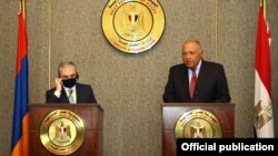 Egypt - Egyptian Foreign Minister Sameh Shoukry (R) and his Armenian counterpart Zohrab Mnatsakanian hold a news confrence after talks in Cairo, September 14, 2020. 