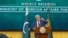 د پاکستان د بهرنیو چارو وزارت ویاند شفقت علي خان د خبري غونډې پر مهال - انځور له ارشیفه. 