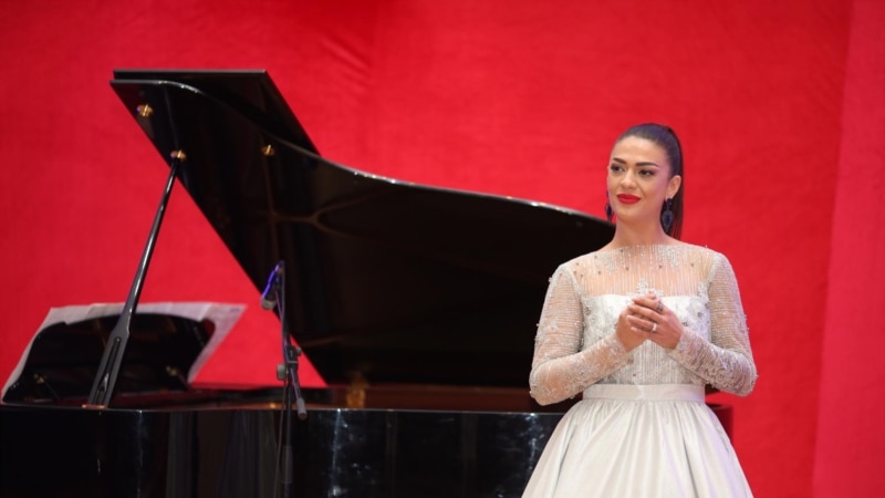 Sopranoja kosovare që po afron publikun me operën