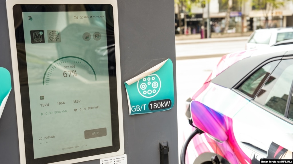 Një automjet elektrik, i një kompanie taksie, duke mbushur bateritë në një nga pikat në Prishtinë. Veturat elektrike konsumojnë mesatarisht 15 deri në 20 kWh për 100 kilometra. Kjo përkthehet në kosto dukshëm më të ulët: më pak se 1 euro për 100 kilometra nëse mbushja bëhet në shtëpi kur tarifat e energjisë janë më të ulëta apo 3-4 euro në pikat publike, sikurse kjo në foto. 