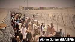 Afgani blocați la granița pakistanezo-afgană așteaptă să treacă granița după ce aceasta a fost redeschisă la Chaman, 13 august 2021