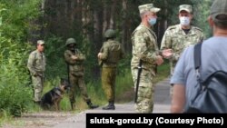 Охрана лагеря, где содержали арестованных участников протестов против Лукашенко, фото slutsk-gorod.by