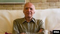 نجف دریابندری آثار برخی از نویسندگان مشهور جهان، از جمله مارک تواین و ارنست همینگوی را به فارسی ترجمه کرده است