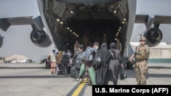 Qytetarët në Kabul duke u evakuuar me një avion të ushtrisë amerikane. 