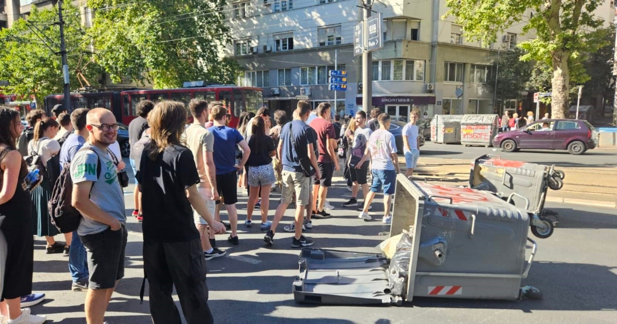 По полициската акција продолжуваат протестните блокади во Белград