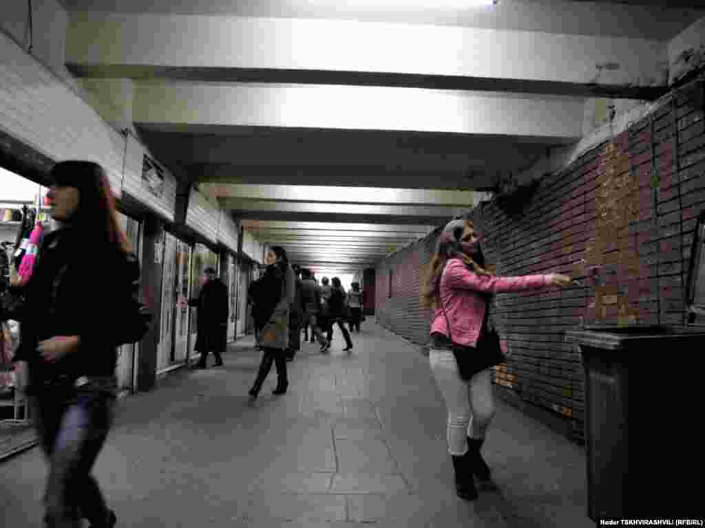 ხალხმრავალი მიწისქვეშა გადასასვლელი - აქ უსაფრთხოდ გადაადგილდებიან ადამიანები, უკრავენ ქუჩის მუსიკოსები – ზოგჯერ ძალიან კარგად; აქ ცივა, განსაკუთრებით წლის ამ დროს, მაგრამ მაინც ხალხმრავლობაა. მიწისქვეშა გადასასვლელებს ზოგჯერ საინტერესო და უცნაური საპროტესტო აქციებისთვისაც იყენებენ.