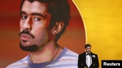 Bad Bunny-ს ალბომი Debi Tirar Mas Fotos, რომელიც 2025 წლის საუკეთესო ალბომად აღიარეს, მთლიანად ესპანურად შესრულებული კომპოზიციებისგან შედგება