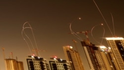 ردِ موشک‌ها در آسمان شهر ساحلی نتانیا در اسرائیل، هم‌زمان با موج تازه‌ای از حملات موشکی ایران در ۴ فروردین ۱۴۰۵