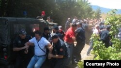 Policija je već intervenisala kako bi rastjerala građane koji su početkom avgusta protestovali zbog uništavanja oružja na Goliji, avgust 2010, Foto: Vijesti