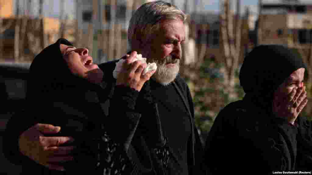 Članovi porodice oplakuju poginule na sahrani, održanoj 12. aprila, četvoro članova porodice ubijenih u izraelskom napadu u Srifi, na jugu Libana.