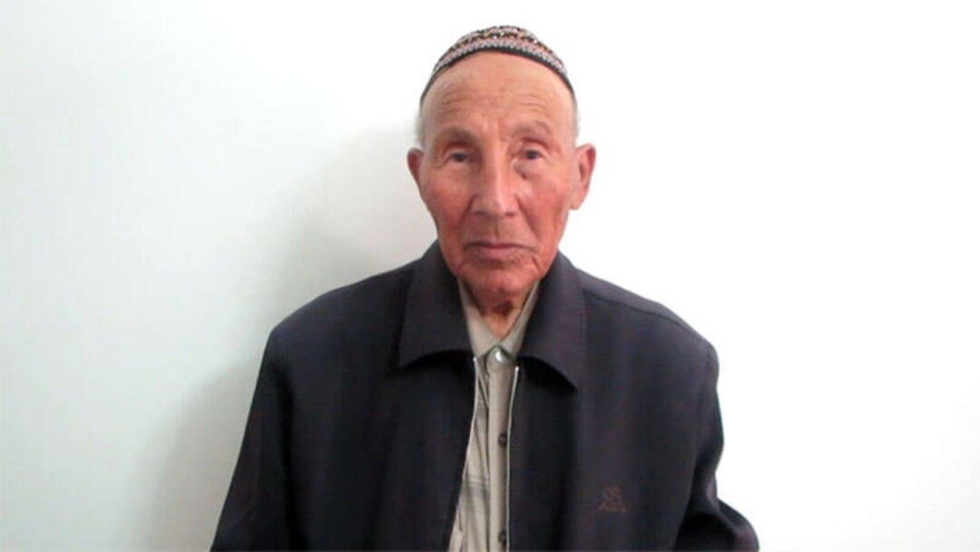 Kafeda ofitsiantning zorlanishini tomosha qiling