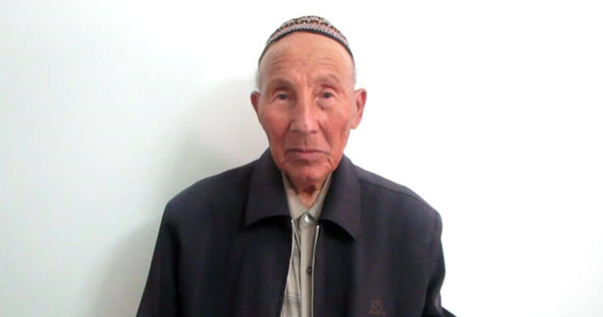 Qiz jamoat joyida mushukini onanizm qiladi